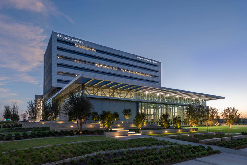 sa-at-the-star-texas-building-at-night